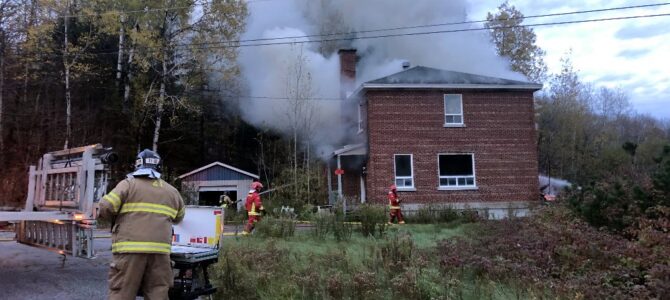 Incendie dans un bâtiment désaffecté à Lac-Sergent