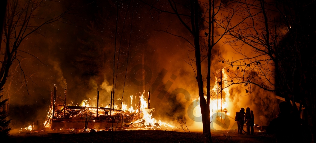 Trois chalets endommagés par un violent incendie à Lac-Sergent