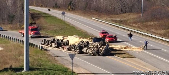 Un camion se renverse sur l’autoroute 40 à Neuville Un camion se renverse sur l’autoroute 40 à Neuville